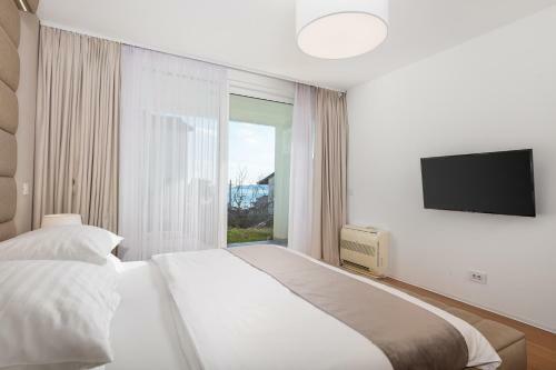 Design Apartments With Rooftop Swimming Pool