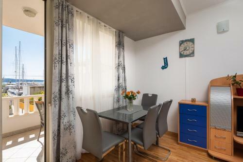 L.b. Beach Apartment
