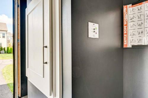 Lux 5bd + Private Theatre, Gym, Game Room, Parking