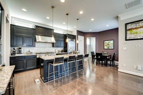 Lux 5bd + Private Theatre, Gym, Game Room, Parking