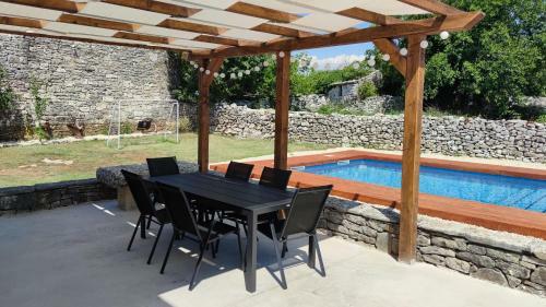 La Dolce Villa - With Heated Swimming Pool