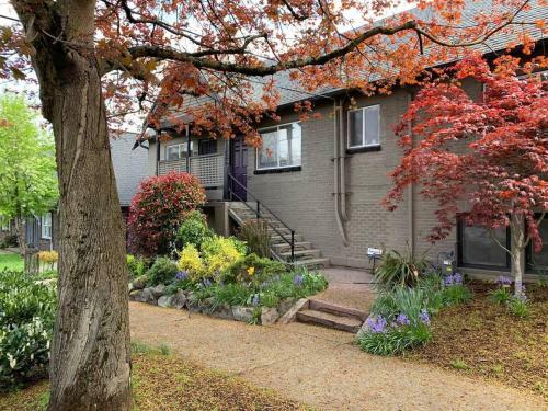 Stylish Cherry Street Townhome With Outdoor Deck