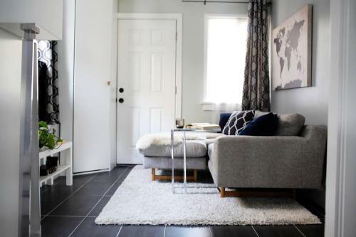 Stylish Cherry Street Townhome With Outdoor Deck