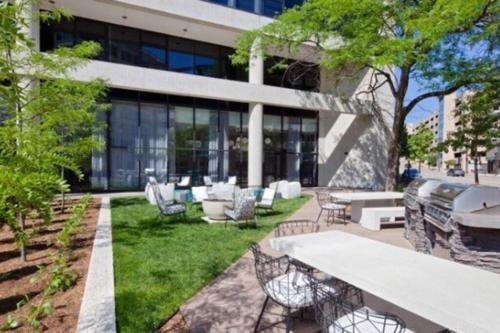 Apartamento Upscale - Modern King Suite - Heated Parking
