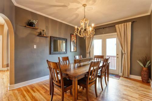 Spacious Cozy Downtown Full House