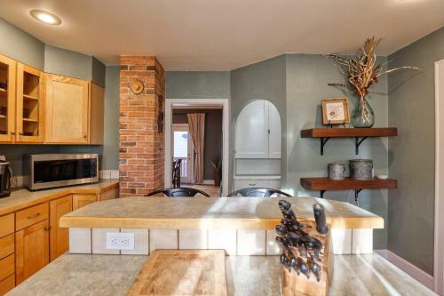 Cozy Downtown Dwelling