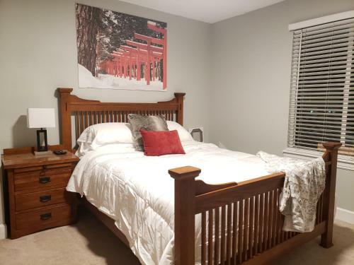 Spacious Ski House W/fireplace & Fenced Yard!