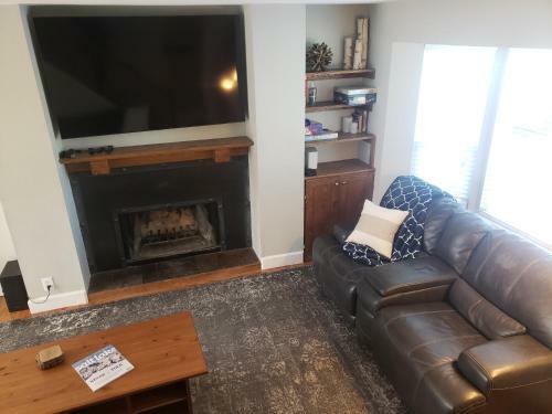Spacious Ski House W/fireplace & Fenced Yard!