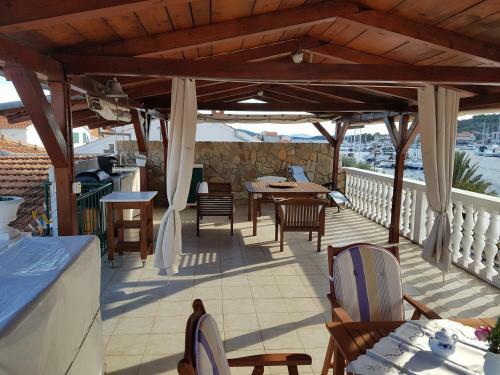 Apartmani Ira-20m From The Sea