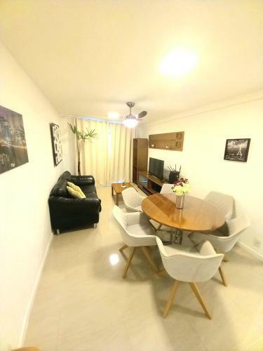Confort�vel Apartamento de 2 Quartos Na Passagem