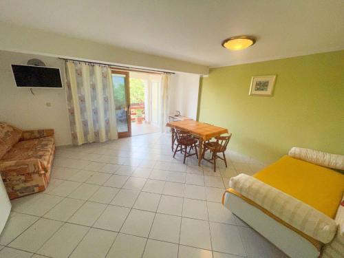 Apartments In Jadranovo 42066