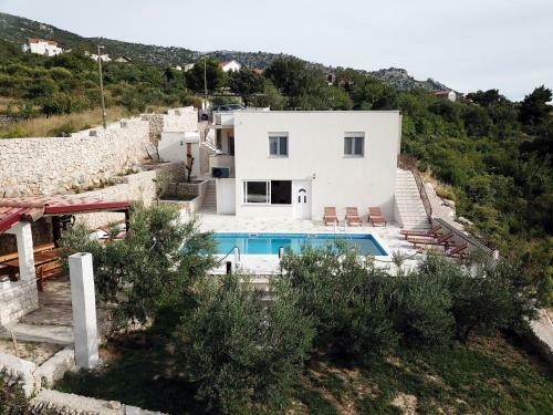 Villa Anabella Peaceful Holiday Home With Pool