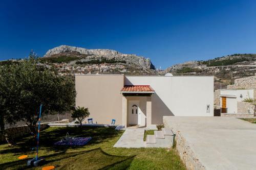 Villa Anabella Peaceful Holiday Home With Pool