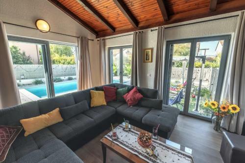 Holiday Home - Heated & Kids Pool
