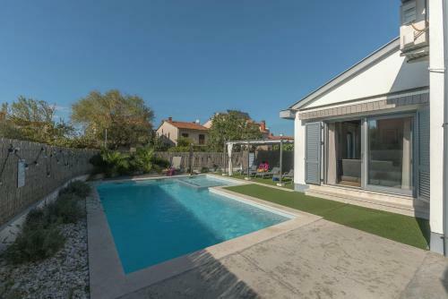 Holiday Home - Heated & Kids Pool
