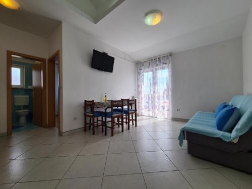 Apartments & Rooms 2116