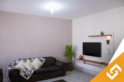 Casa Com 03 Quartos E Piscina Aquecida Em Bairro Residencial