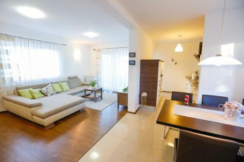 Villa Lavender's Breeze With Jacuzzi, Bbq And Bicycles