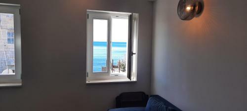 Hostal Apartmani Ceratonia Komiza