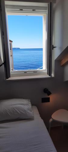 Hostal Apartmani Ceratonia Komiza