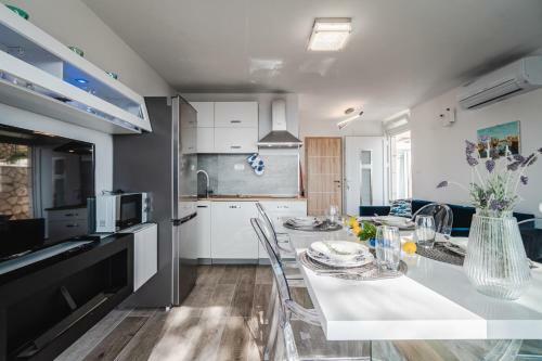Aurora Apartment & Aurora Room