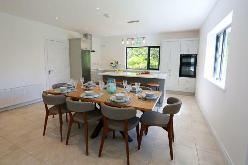 Luxury 6 Bedroom Spiddal Villa, Jacuzzi, Balcony