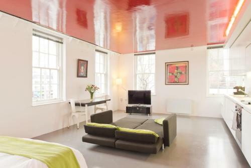 Central Designer Apartment With River Views