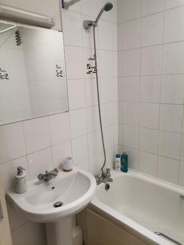 Bright And Spacious Double Room With Own Bathroom And Full Double Bed, Remote Working Equipped