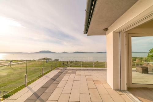 Heaven's Gate Apartment Fony�d