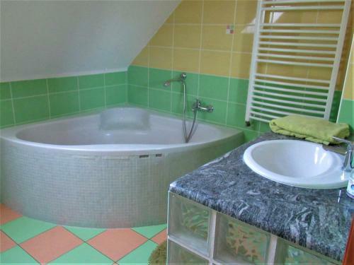 Kutyabar�t Medenc�s Apartman Gyenesdi�son