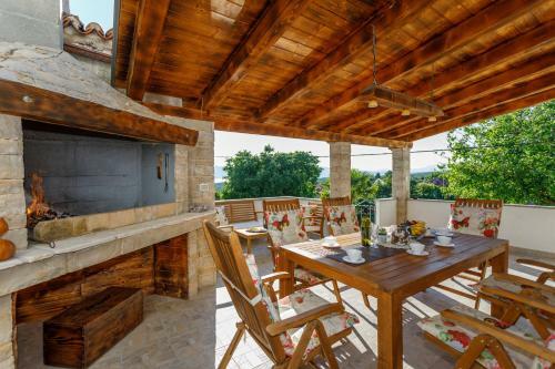 Rustic Apartment Evelin