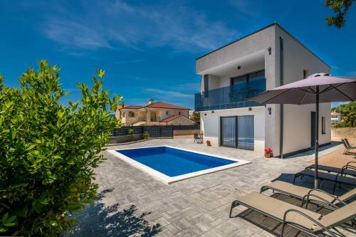 Apartments Villa "aurea" With Pool