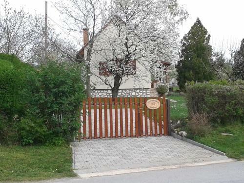 Hostal Cseresznyevir�g Vend�gh�zak