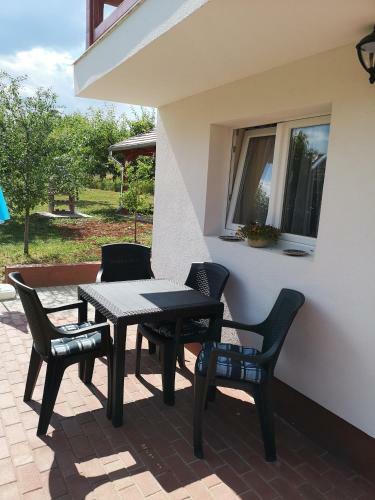 Laurus Vend�gh�z