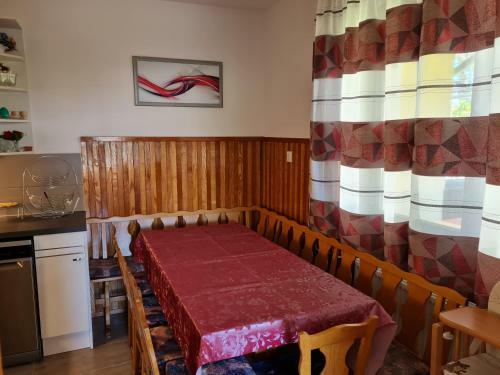Gy�ngyvir�g Apartman Lenti