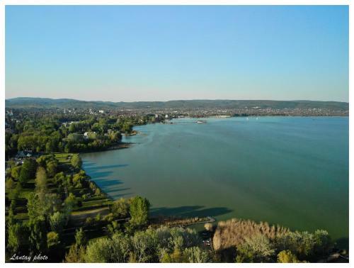 �va Apartman, Helikon-liget