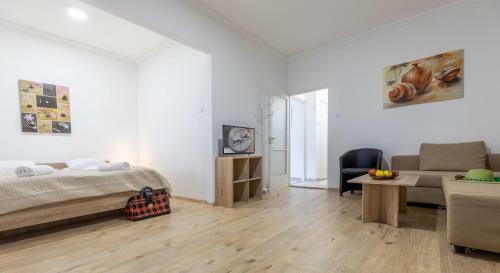 Compass Apartmanok II