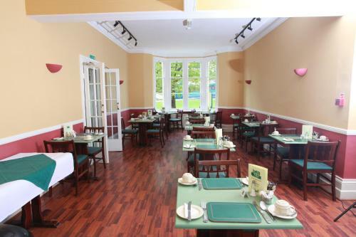 Hostal Russell Hotel