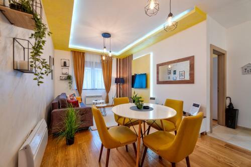 Apartments Mons In Vila Katalina