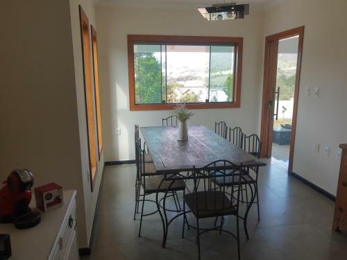 Casa Com Bangal�s Agrad�vel E Tranquilo