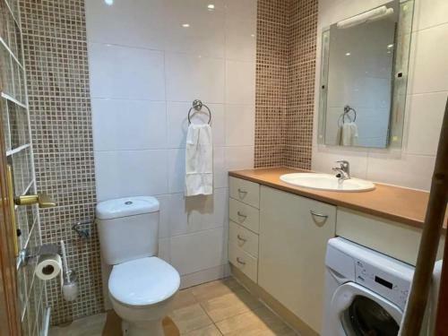 Refurbished 1 Bedroom Apartment With Large Pool