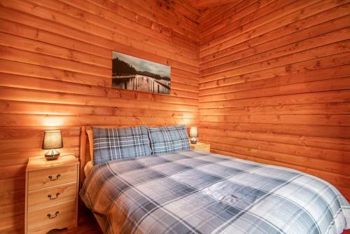Lochside Log Cabin