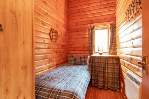 Lochside Log Cabin
