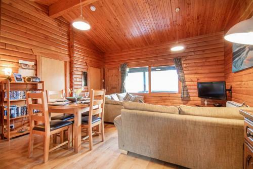 Lochside Log Cabin