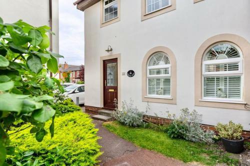 A Cheerful Three Bedroom House In Leafy Lytham