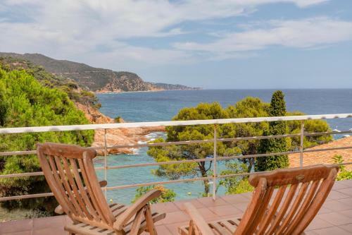 Apartment With Sea Views In Cala Salions