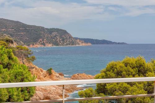 Apartment With Sea Views In Cala Salions