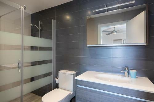 Apartment With Sea Views In Cala Salions