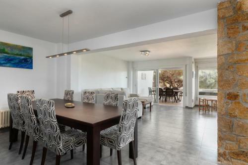Apartment With Sea Views In Cala Salions