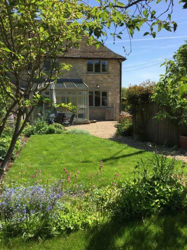 Rose Cottage, 4 The Hill